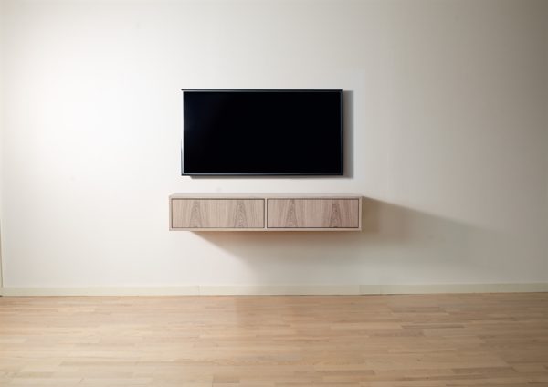 Klim Furniture | Væghængt TV - bord | Eg hvidolie